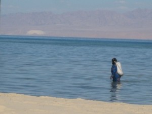 Beduinenfrau beim Fischen